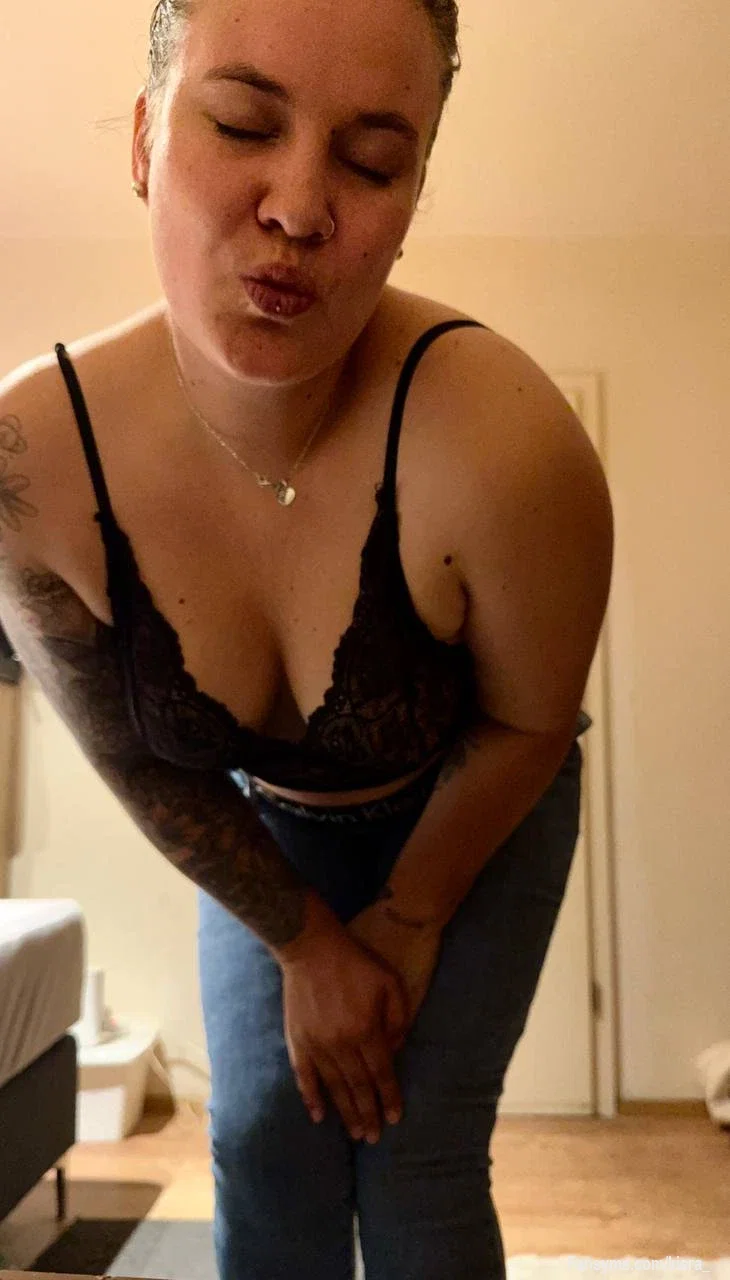 😘🖤 Ein Küsschen für meine treuen Follower! 💋

Ihr seid einfach unglaublich. 🥰 Danke für jedes Like, jeden Kommentar, jede Nachricht und dafür, dass ihr mich Tag für Tag begleitet. ❤️

Ihr versüßt mir meinen Alltag mehr, als ihr vielleicht denkt. 😘✨ Deshalb gibt's heute einen dicken Kuss von mir für euch. 💋🖤