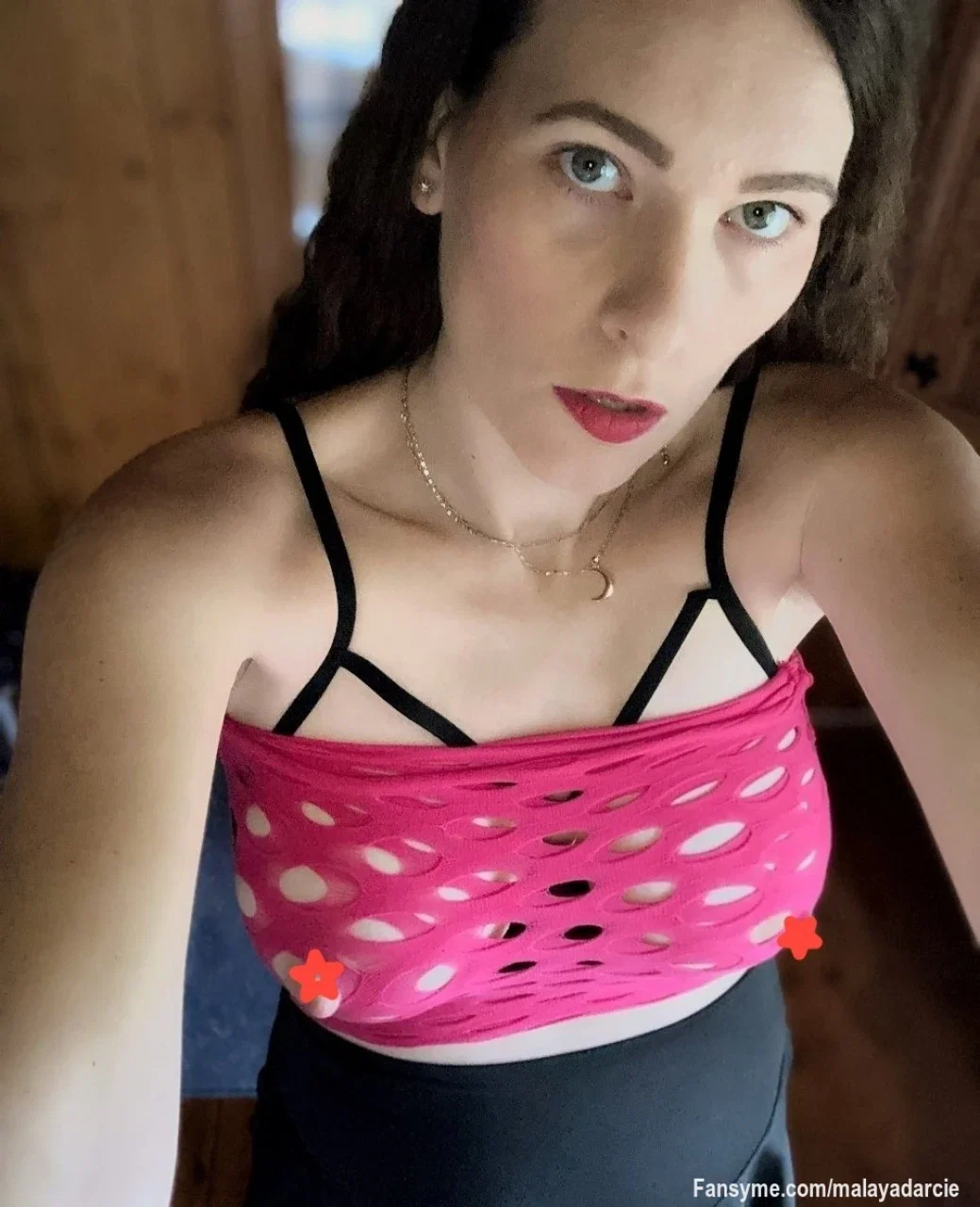 This tube top is really irritating my nipples.

Dieses Bandeau-Top nervt meine Brustwarzen echt.