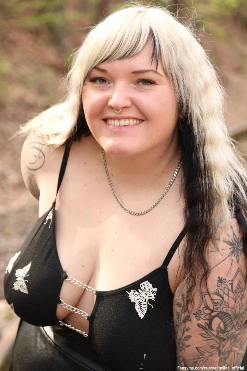 Dieses Lächeln ist gefährlicher, als es aussieht... 😏

Denn hinter der lieben Fassade steckt eine Frau mit jeder Menge frecher Gedanken. 🔥💋

❤️‍🔥 Wer lächelt zurück und fragt sich gerade, was mir durch den Kopf geht? Schreib mir und ich zeige es dir  😈👀