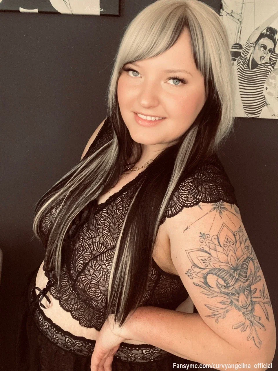 Spitze, Tattoos und dieser Blick... eine gefährliche Kombination. 😏

Manchmal braucht es gar nicht viel, um Kopfkino auszulösen. Nur ein Lächeln und ein bisschen Fantasie. 💋❤️‍🔥

👀 Mehr Haut bekommst du auf meinen Seiten zu sehen