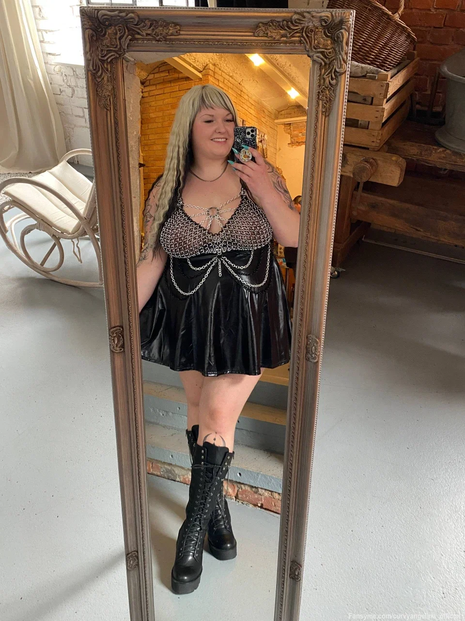 Heute habe ich mich extra schick gemacht... aber die Frage ist: Für wen? 😏

Zwischen Ketten, Lack und einem frechen Lächeln wird's schnell gefährlich für die Fantasie. 💋

Würdest du mich so ausführen oder lieber für dich behalten? 😏😈