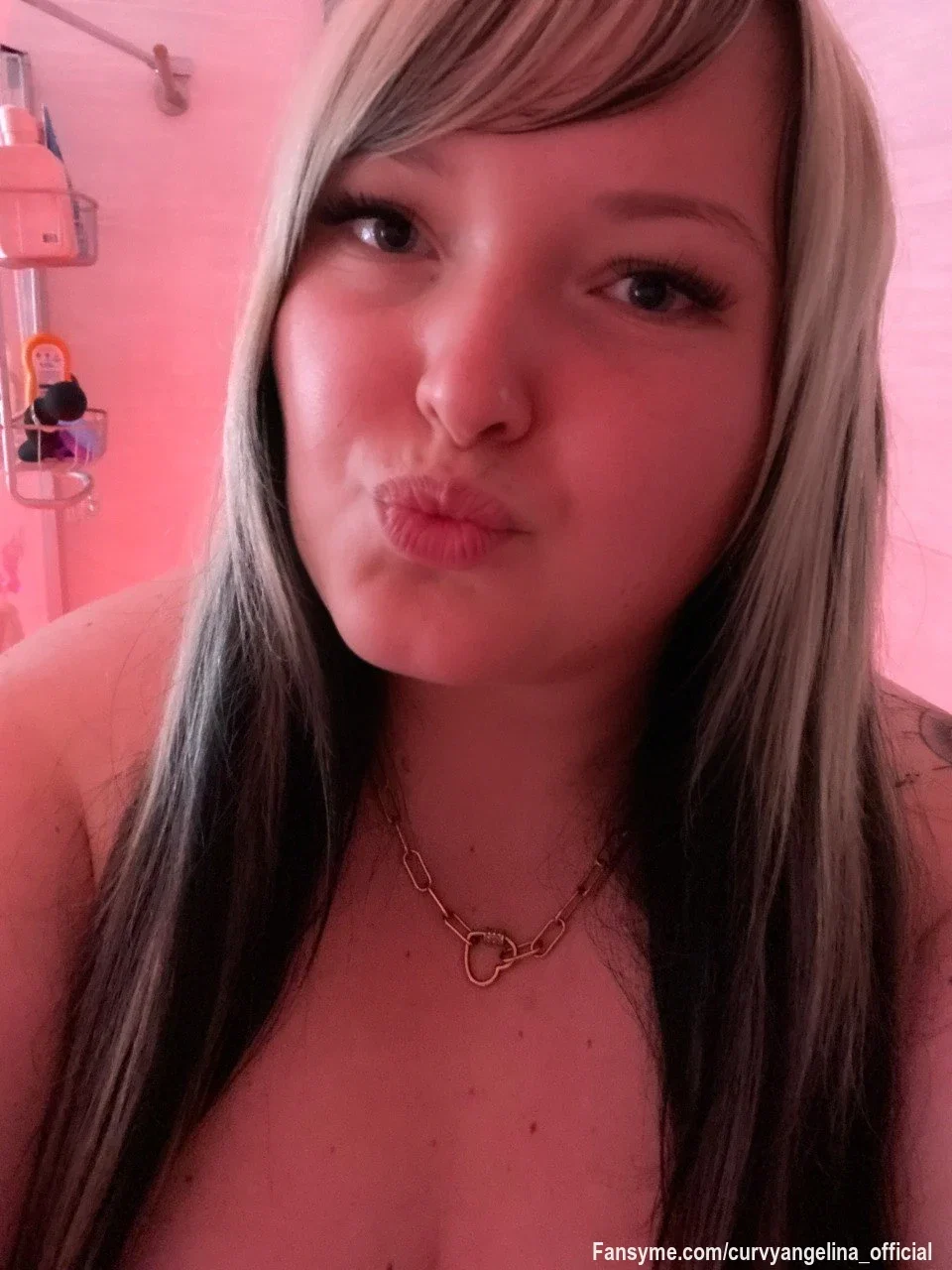 Ein kleines Küsschen für alle, die mich heute vermisst haben. 😘

Danke, dass ihr immer da seid, mich unterstützt und meinen Alltag ein bisschen schöner macht. ❤️

Fühlt euch gedrückt... und geküsst. 😘💋

Es wartet eine heiße Überraschung auf dich - schreib mir 😘😏