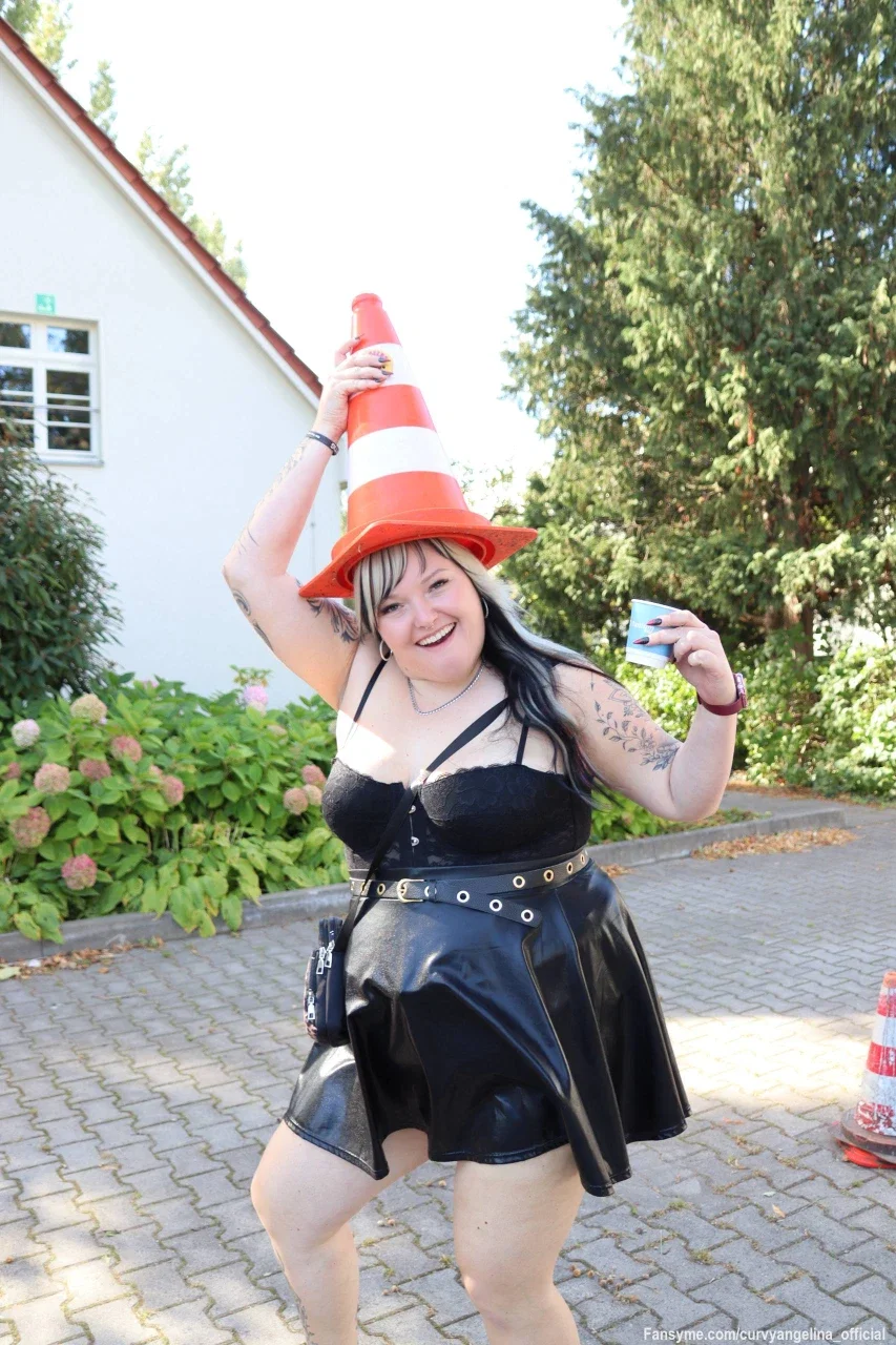 Man hat mir gesagt, ich soll nicht auffallen... also habe ich einen Verkehrskegel aufgesetzt. 😜

Ich kann süß sein. Ich kann sexy sein. Aber heute habe ich mich für komplett verrückt entschieden. 😈

Du willst mehr Verrückte Sachen sehen - auf eigene Gefahr. 🔥💦🥵