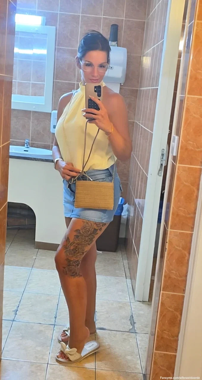 Ich war mal wieder in einer kleinen süßen Bar.

Willst du sehen wie knapp mein Rock war? 😘😘

#milf
#bigboobs
#hotwife
#girlfriendexperience