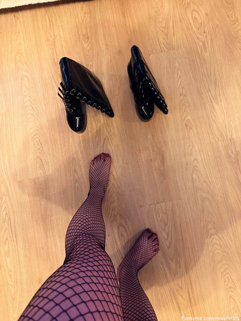 Ich jage nicht nach Aufmerksamkeit. Ich ziehe sie an. 👠✨
Die Frage ist … kannst du mit einer Frau umgehen, die immer ihren Willen bekommt?

#amateur #boots #dominant #feet #femdom #fetish #fishnets #footlick #heels #legs #longlegs #nylon #sexy #stocking #tallwoman