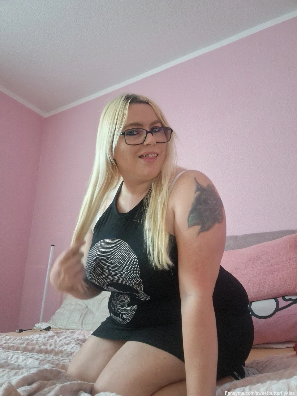 Es ist so heiß heute 🥵 Wer zieht mich aus?

It's so hot today 🥵 Who's going to undress me?