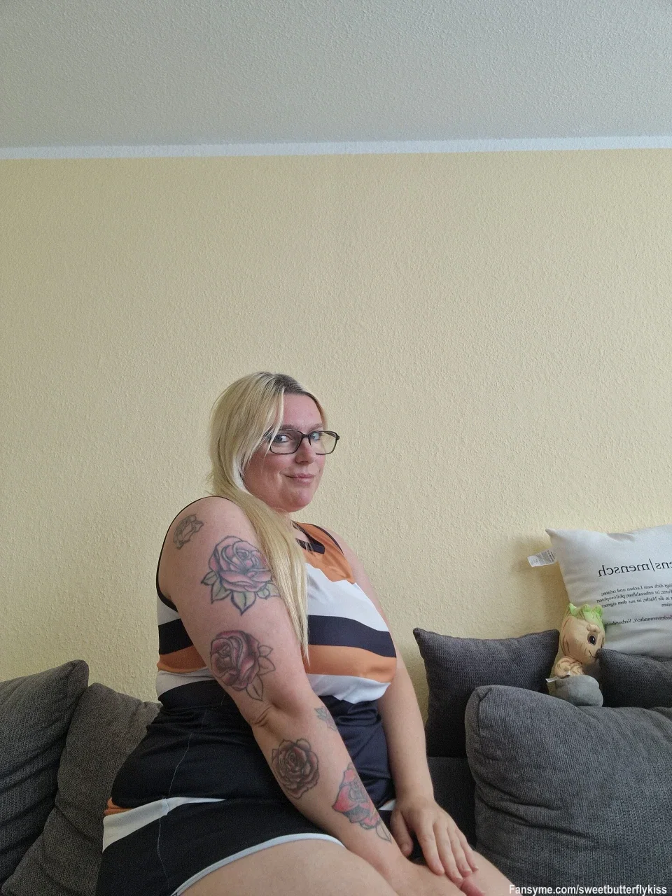 Einfach mal ein kleines Lebenszeichen von mir für deine Timeline... 😘

Manchmal braucht es gar nicht viel Gerede: Ein ehrlicher Blick, meine Brille und ein bisschen Zeit zum Entspannen. Wie läuft dein Tag bisher? Lass mir gerne ein Like oder einen kurzen Gruß in den Kommentaren da! 🖤✨
#CurvyGirl #Blondie #Brillenschlange #RealCurves #Reichweite #KostenlosFolgen #tattoos