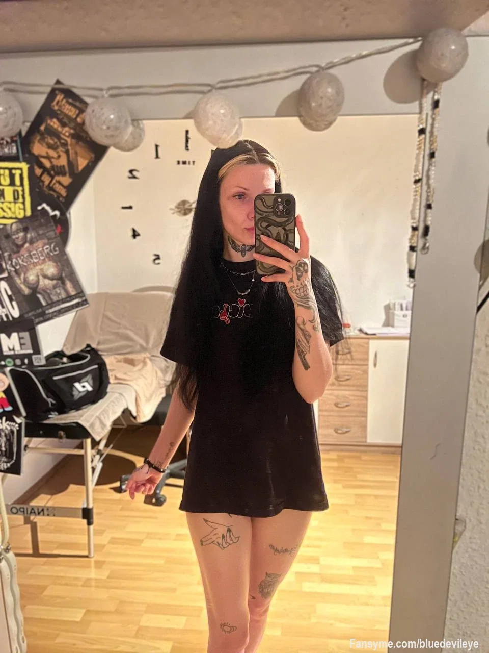 Ich ziehe gleich ein Stückchen hoch... also bloß nicht blinzeln. 👀

Vielleicht verpasst du sonst genau den Moment, auf den du schon die ganze Zeit wartest... 😏🖤

Wer neugierig ist, weiß ja, wo es noch ein bisschen spannender wird. 💋🔥