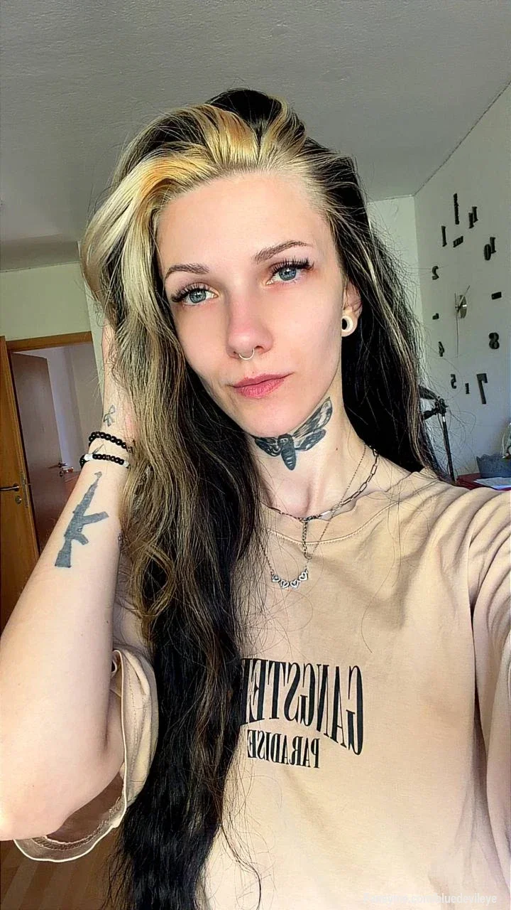 Man sagt, die Augen verraten alles... Wenn das stimmt, dann solltet ihr heute vielleicht etwas genauer hinschauen. 😏

Ich liebe es, euch mit einem einzigen Blick aus der Reserve zu locken und euch neugierig zu machen. Ein Foto ist manchmal nur der Anfang – die spannendsten Einblicke warten oft dort, wo ich noch mehr von mir zeige. 🖤👀

Danke, dass ihr mich begleitet und mir jeden Tag so viel Support gebt. Ihr seid der Grund, warum ich immer wieder neue Überraschungen für euch vorbereite. 😘❤️‍🔥