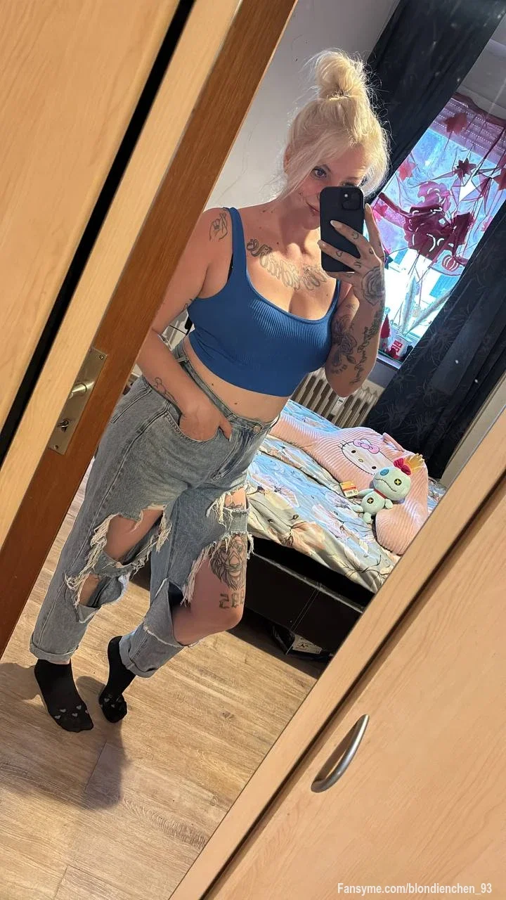 Noch angezogen… aber wie lange wohl noch? 😏🔥 

Ich glaube, deine Fantasie ist schon ein paar Schritte weiter. 👀❤️

Mein heißes Strip Video zeige ich dir gern 🤫😉