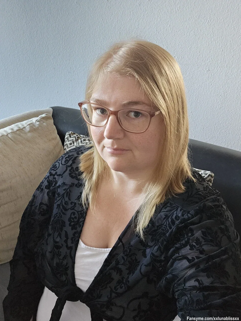 Hallo Lieblingsmensch... Schön, dass du mich gefunden hast! 🖤✨
Es ist offiziell: Ich bin endlich hier! Und ich kann es kaum erwarten, diese Reise gemeinsam mit dir zu starten.

Für alle, die mich noch nicht kennen: Ich bin Luna. 29 Jahre alt, eine absolute Leseratte, ein echtes Naturkind und im Herzen eine wilde Wasserratte. 🌊 Eigentlich bin ich im echten Leben eher die Ruhige... aber hier, in meiner eigenen kleinen Welt, lasse ich all meine Facetten raus.

Hier bin ich echt, ungefiltert, freigeistig – und am allerliebsten komplett frei von Zwängen (und Kleidung) 😉.

Was dich ab jetzt hier erwartet:
Keine Zensur: Mein Feed gehört uns. Hier zeige ich dir die Seiten von mir, die es nirdendwo anders gibt. 🔥

Echte Nähe: Ich bin keine unerreichbare Creatorin. Ich will dich kennenlernen! Mein Posteingang ist für dich geöffnet. 💬

Deine Fantasien: Wenn du Wünsche, Ideen oder ein ganz bestimmtes Kopfkino hast, das du gerne von mir realisiert sehen willst – schreib mir eine DM