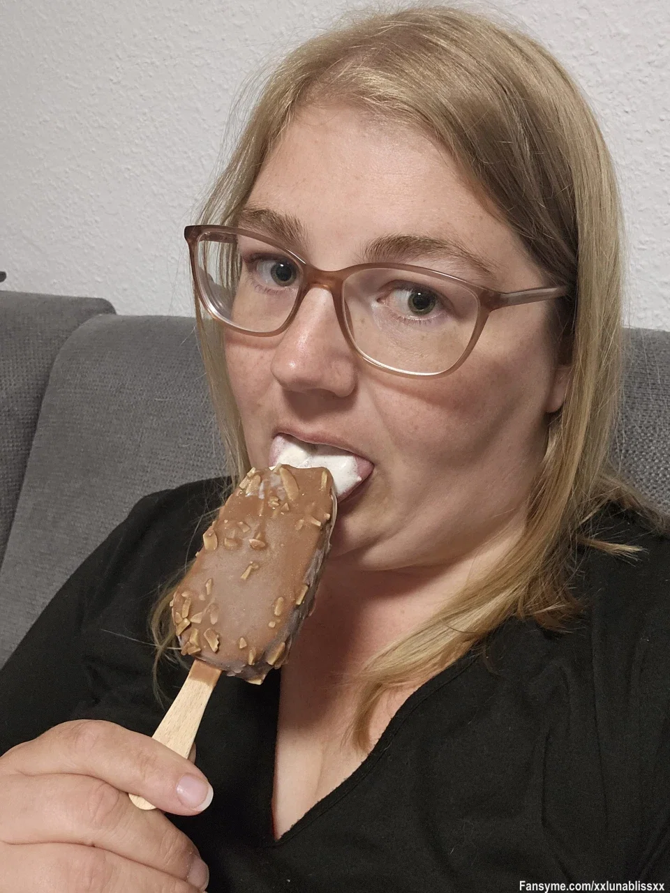 🛋️🍦 Couch-Modus aktiviert! Manchmal gibt es einfach nichts Besseres, als die Füße hochzulegen und ein Eis am Stiel zu genießen. Genau der richtige Moment, um kurz die Seele baumeln zu lassen. Seid ihr heute auch eher gemütlich unterwegs?