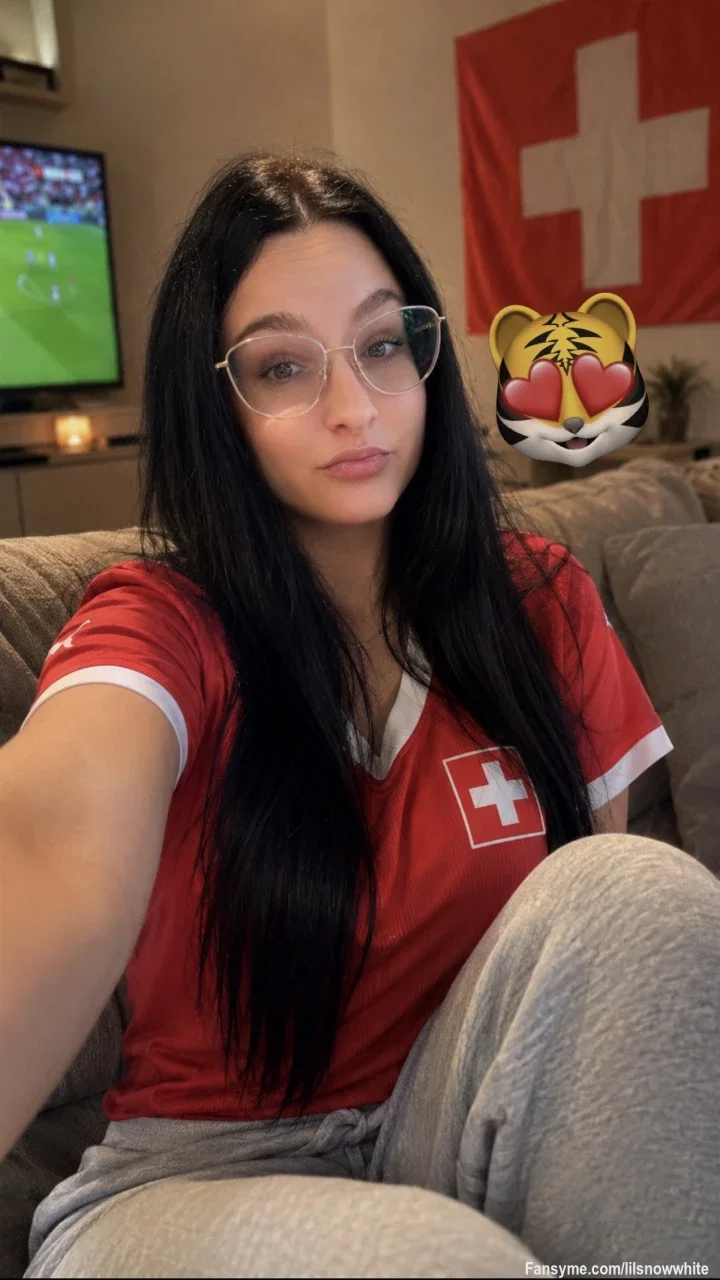 🇨🇭✌🏼Wo sind mini SCHWIZER🇨🇭✌🏼1/4 Finale❤️
Deutschland, Portugal, Österreich etc. bleibt euch nicht mehr viel übrig als mit mir zu fanen😳😛

Beide Girls auch aus der Schweiz❤️🇨🇭

#swiss #swissgirl #wm #longhair #blackhair #cqmdiamonds #h2gcd #hit #sexy #summer
