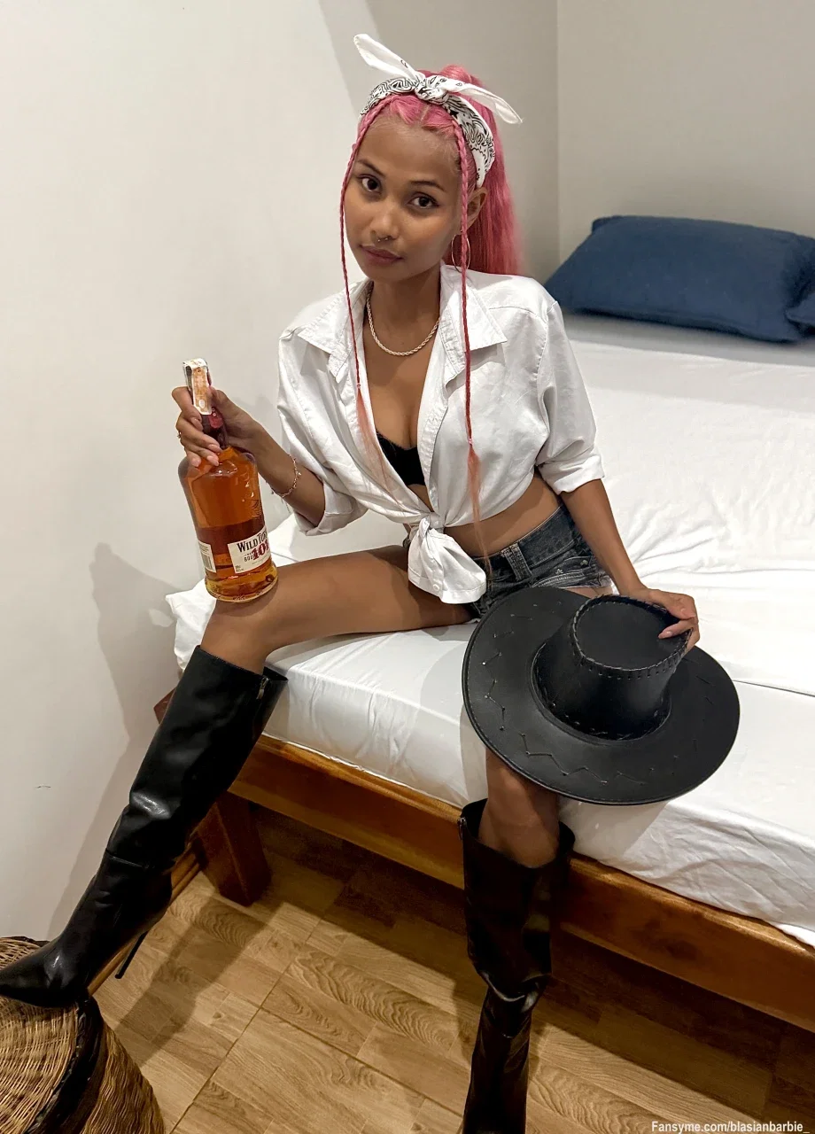 Whiskey in my hand, boots on my feet, and one thing missing... A cowboy to keep me company tonight. 🤠