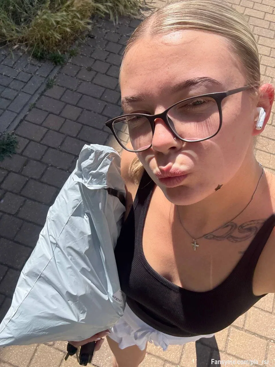 Paket in der Hand und du weist was das heist .... 😈😏

Morgen gibt´s neuen geilen Content für dich 🥵🤤🔥🧨

Das solltest du dir nicht entgehen lassen 😘