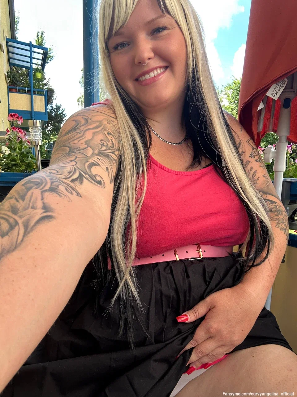 Sonnenschein, gute Laune und dieses Gefühl, einfach den Moment zu genießen. ☀️💕

Aber manchmal sind es genau die Tage, an denen spontan die besten Ideen entstehen. Dieses Lächeln hat nämlich einen ganz bestimmten Grund... Vielleicht verrate ich ihn ja denjenigen, die neugierig genug sind. 😉💋