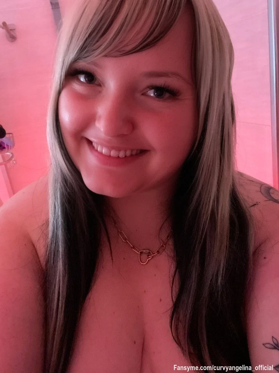 Frech, verspielt und heute in besonders guter Stimmung. 😈💕

Wenn du mehr von mir sehen möchtest, weißt du, wo du klicken musst. 😉