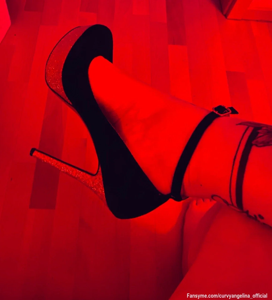 Ich glaube, diese High Heels haben heute ihren großen Auftritt verdient... 👠❤️

Aber das Beste habe ich natürlich für später aufgehoben. 😏