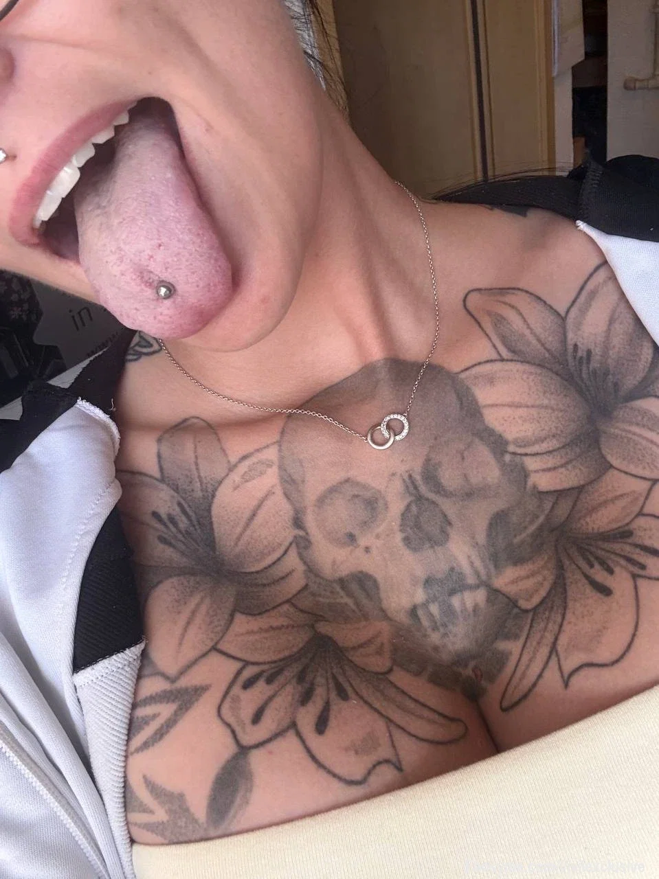 Ich weiß ganz genau, worauf ihr bei diesem Bild zuerst achtet... 👅😉 

Und genau deshalb habe ich heute noch ein paar Aufnahmen gemacht, die noch ein bisschen mehr versprechen. 🔥

Lass dich überraschen von mir 🥵😈😘