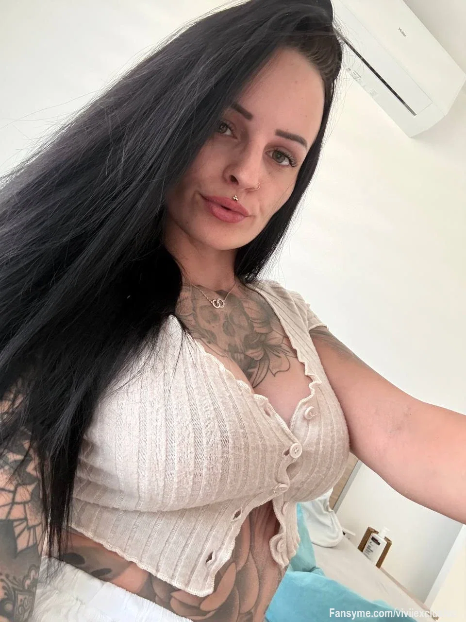 Manchmal reicht ein Blick, um die Fantasie anzuregen... 🤍✨

Ich liebe es, euch Stück für Stück mehr von mir zu zeigen🔥🤤💦