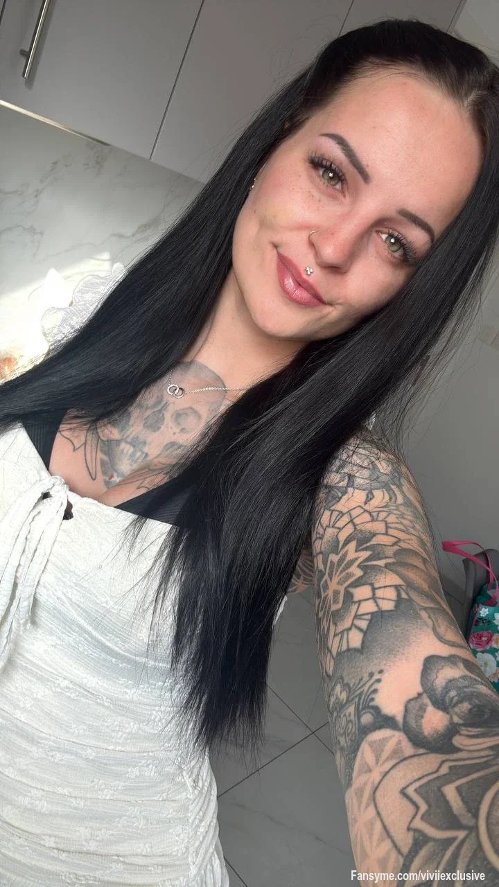 Heute hatte ich richtig Lust, euch ein bisschen zu ärgern... 😈

Erst der unschuldige Blick, dann ein kleines Lächeln – und plötzlich läuft bei euch bestimmt schon das Kopfkino.

Bist du bereit für einen unvergesslichen Abend? - Schreib mir 🥵😏😈