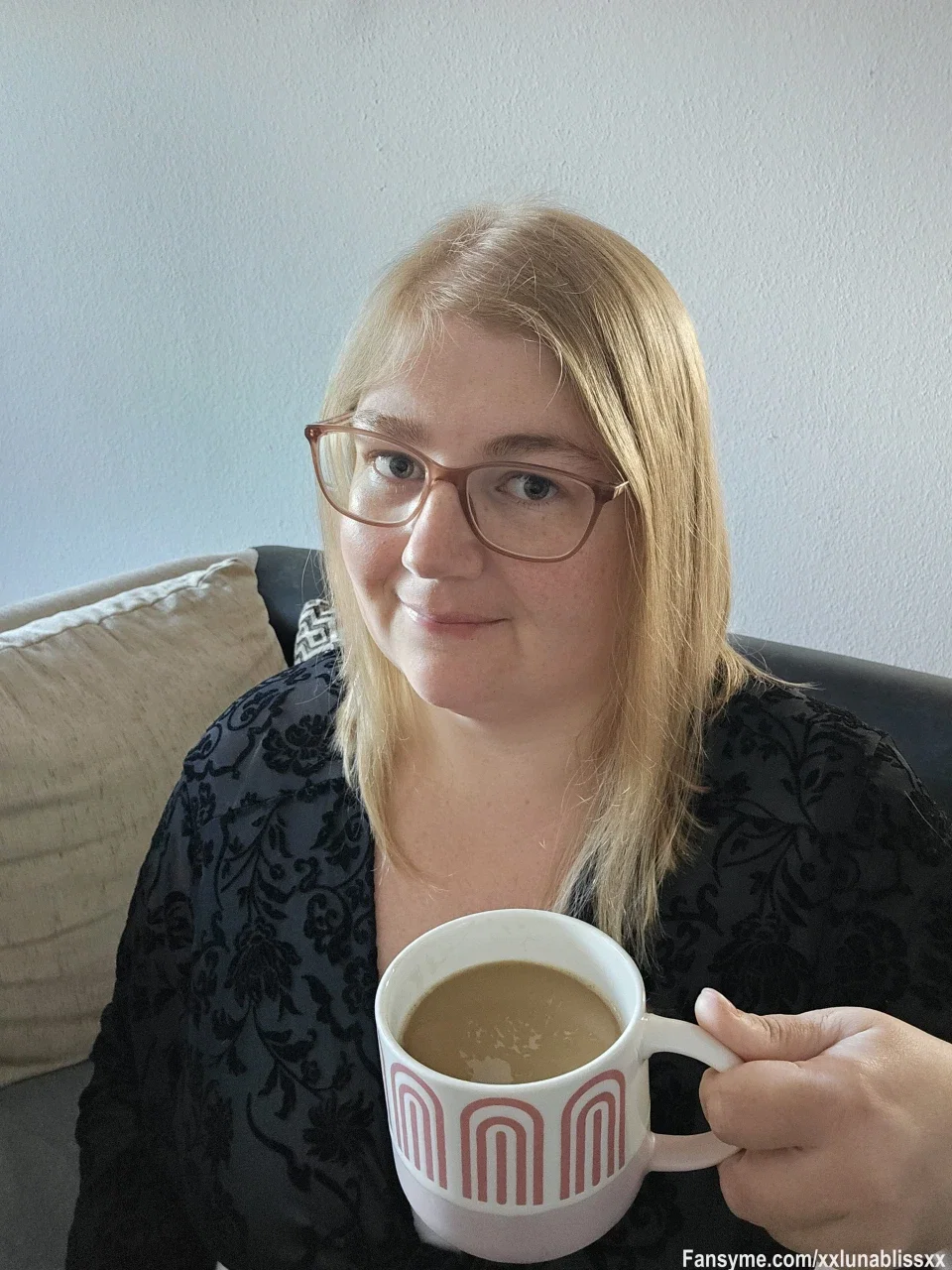 Die beste Zeit, um absolut gar nichts zu überstürzen. ☕✨ Der Duft in der Küche ist herrlich und ohne die erste heiße Tasse läuft heute Morgen absolut gar nichts. Wie startet ihr am liebsten in den freien Tag? Schnappt euch ein Heißgetränk und genießt die Ruhe!