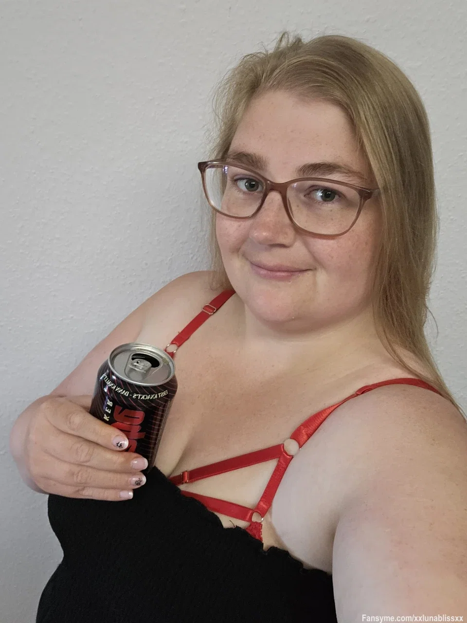 Manchmal braucht es absolut nicht viel, um wunschlos glücklich zu sein. ☀️🥤 Das Zischen beim Öffnen, das Prickeln auf der Zunge und einfach den Moment auskosten. Ich schicke euch eine riesige Portion gute Laune für euren Nachmittag. Was bringt euch heute zum Lächeln?