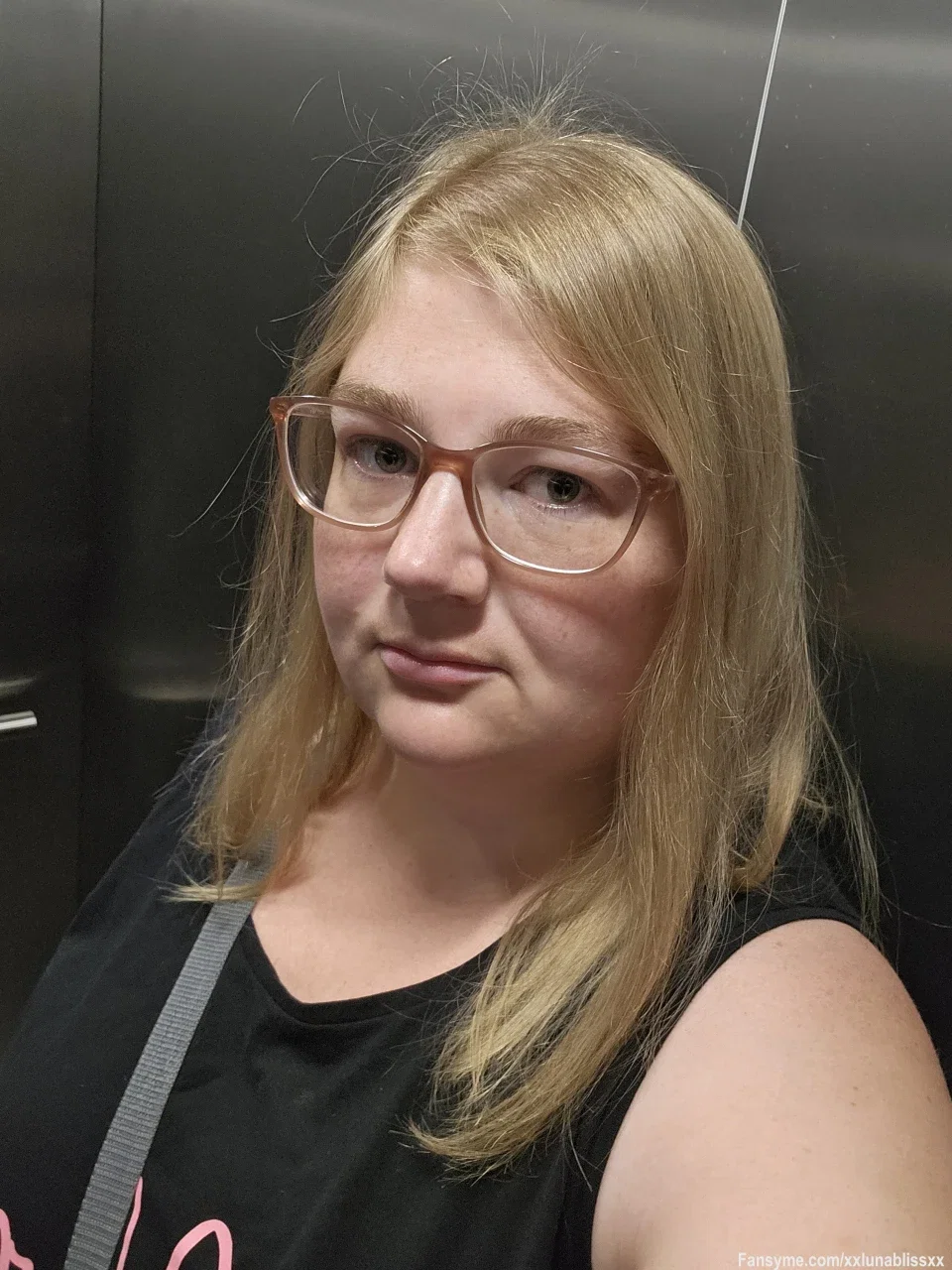 Der Montag ist offiziell geschafft! 🎉 Der Blick im Fahrstuhl verrät es: Ich bin reif für die Couch. Jetzt heißt es nur noch Tasche in die Ecke pfeffern, tief durchatmen und den Feierabend genießen. Habt ihr euren Arbeitstag auch schon hinter euch gebracht? Erzählt mal! 👇✨