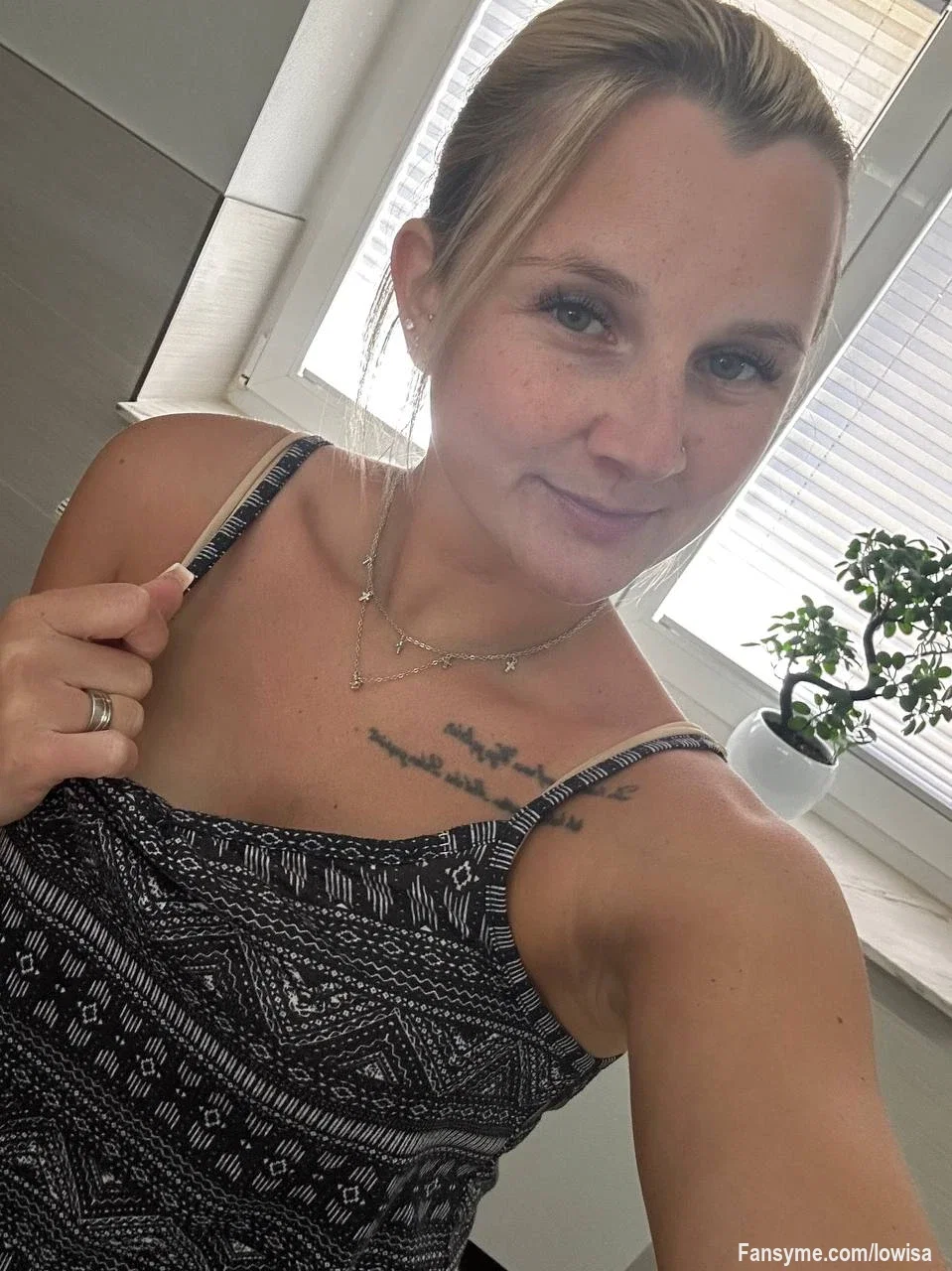 Manchmal reicht ein kleiner Griff am Träger, damit die Fantasie den Rest übernimmt... 😏

Wer neugierig wird, sollte wissen wo er mehr von mir findet🥵😈