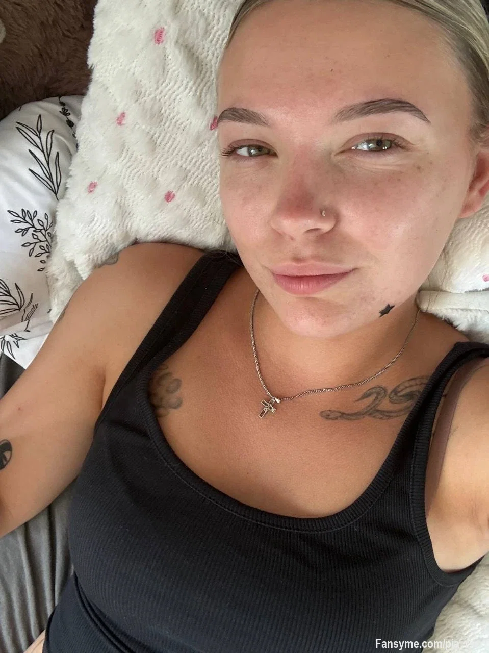 Keine Filter. Kein Make-up. Keine große Show... und trotzdem ist das nur die harmlose Version. 🖤

Die schönsten Abende fangen oft genau so an – und enden ganz anders, als man denkt.
Den zweiten Teil gibt's nur exklusiv. ✨