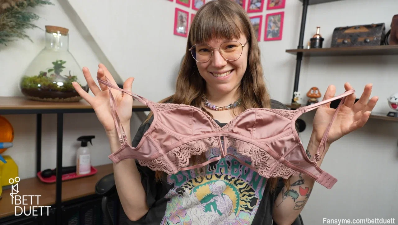 Das wichtigste wenn man nachhause kommt, sich es erstmal gemütlich zu machen... 🤗💜😯 also weg mit dem BH und der nervigen Hose. Und für noch mehr Entspannung fehlt jetzt nur noch ein Squirt Orgasmus. Da fällt mir ein, ich habe seit meiner Schwangerschaft noch nicht gesquirtet... Wird also allerhöchste Zeit das zu ändern !! 😏😈🤭