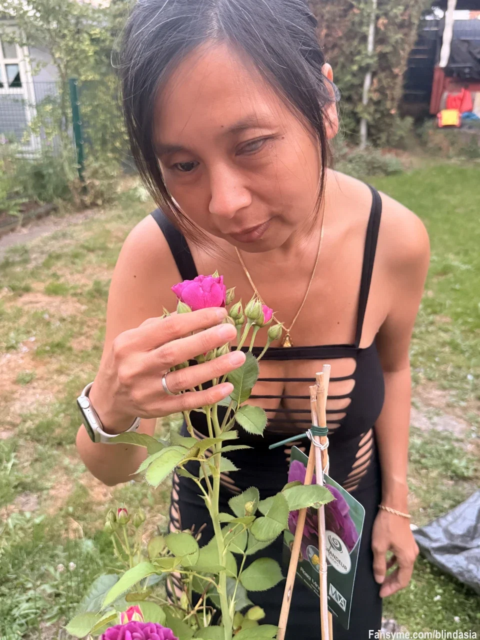 Hey mein Schatz, hatte noch ein bisschen mit der Gartenarbeit zu tun und du? Was treibst du gerade?

Hey sweetheart, I’ve been doing a bit of gardening – how about you? What are you up to at the moment?