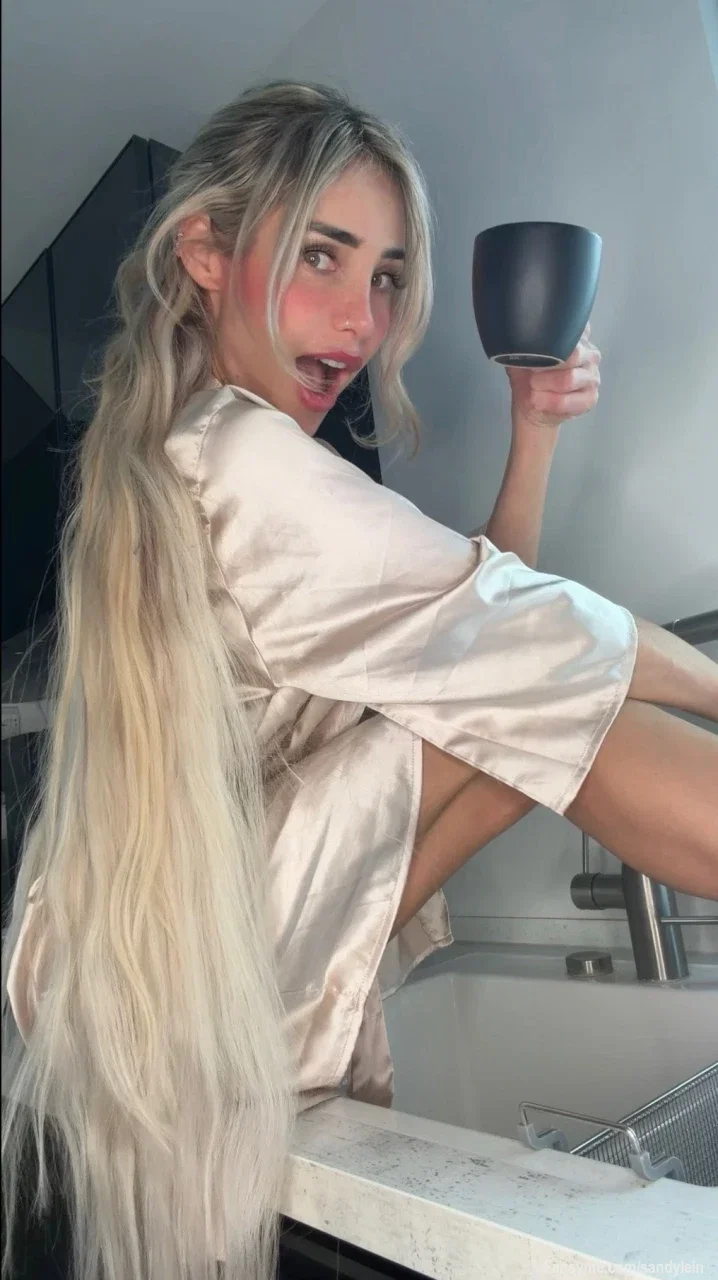 Guten Morgen Ihr Lieben ... huch ... heute ich schon Donnerstag - mit mir vergeht die Zeit aber auch wie im Flug. Ich frage mich was wir heute so alles anstellen. 😇

#blonde #cute #sweet