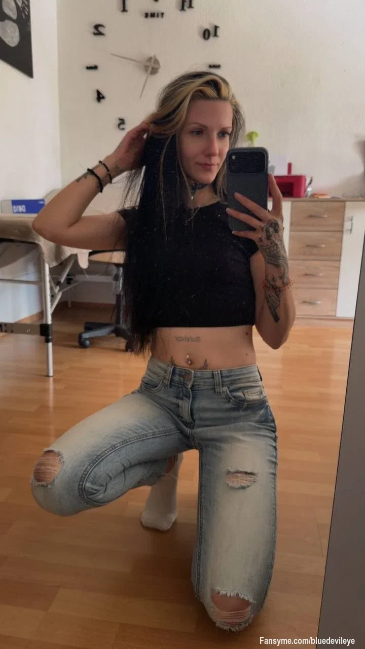 Von außen wirke ich vielleicht ganz brav... aber wer mich wirklich kennt, weiß, dass hinter diesem Lächeln noch viel mehr steckt.

😏 Manchmal reicht ein einziges Foto, um die Fantasie in Gang zu setzen – und genau das liebe ich. 🖤
