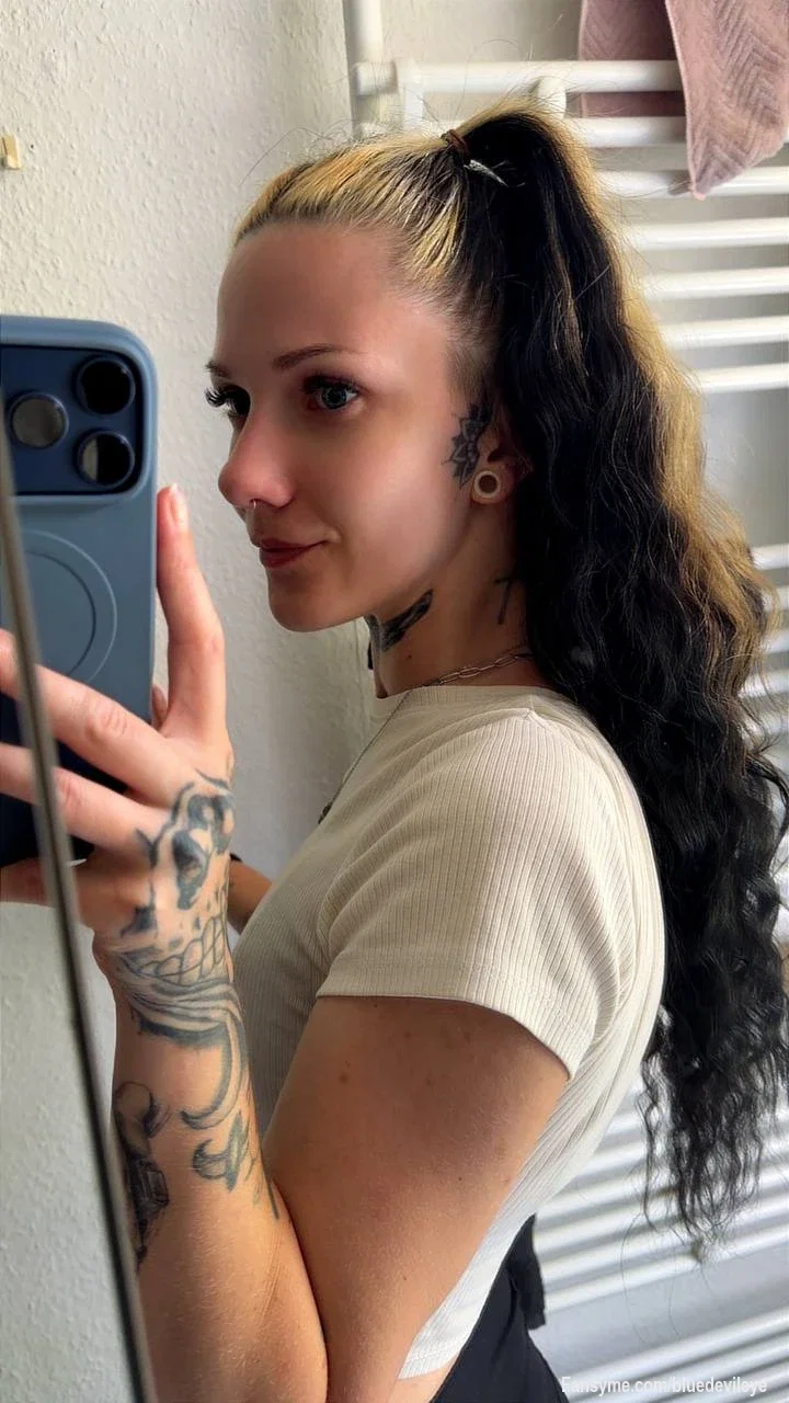 Heute mal ganz unscheinbar unterwegs... oder zumindest sieht es auf den ersten Blick so aus. 😇 

Doch genau das macht es doch spannend, oder?

Hinter diesem Lächeln verstecken sich Gedanken, die ich lieber für die aufhebe, die ein bisschen tiefer blicken möchten. 

Vielleicht gehörst du ja dazu... 😏❤️