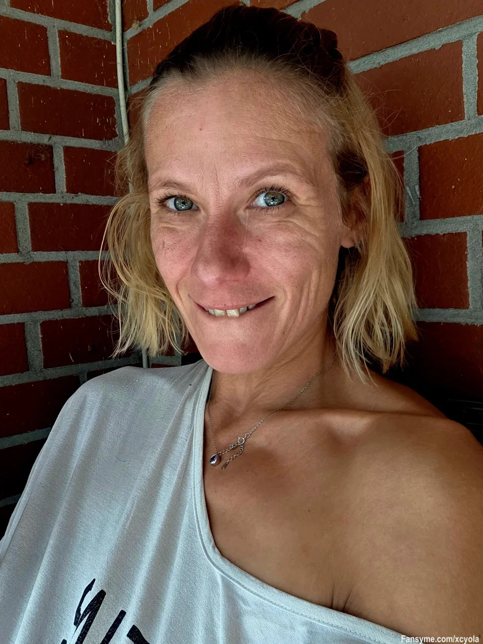 Weekend- Feeling 🎶🥂
Freibad? Biergarten, oder doch Livestream genießen? 
Was sind deine Pläne fürs Wochenende? 
#german #milf #blond #naturbody #beine #füße #feet #nylon #nahaufnahmen #wet #livestream #solo #dessous #teasing #natural #toyplay #hot #sexy #milflive #authentic #nofilter #sensual #milfmagic #c2c #wishcontent