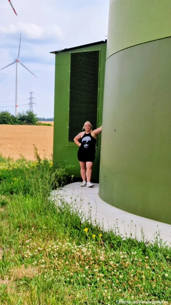Guten Morgen, meine Lieben! ☀️ Ich starte heute super motiviert in den Tag – mit einem kleinen Frischekick direkt am Windrad. In meinem kurzen schwarzen Kleid fühle ich mich einfach frei und bereit für alles, was heute so kommt. ✨

Die riesigen Rotorblätter im Hintergrund haben irgendwie etwas Faszinierendes, findet ihr nicht auch? Ich hoffe, ihr habt alle genauso viel Energie wie ich!

Habt einen fantastischen Start in den Tag, und schreibt mir unbedingt in den DMs, was heute bei euch ansteht. Ich freue mich auf euch! 💋👑

.
.
.

#SweetButterflyKiss #CurvyPrinzessin #RealCurves #CurvyGirl #TattooedGirl #Unzensiert #VIPOnly #ChatMitMir #PrivatChat #GermanCreator