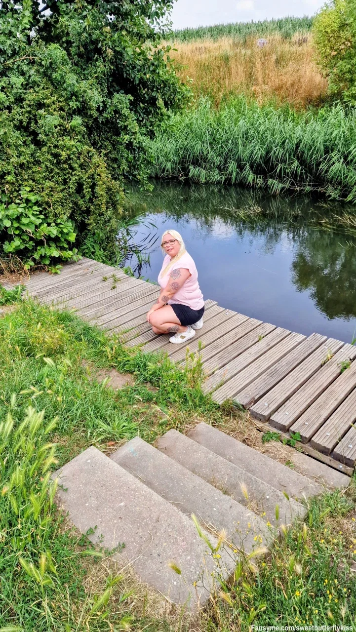 Chillen am Kanal... 🌊✨

Nachmittags-Abstecher ans Wasser! 🪷 Ich habe es mir gerade in der Hocke auf dem Steg bequem gemacht – im T-Shirt, mit kurzer Hose und Blick direkt auf den Kanal hinter mir.

Die Sonne scheint, die Luft ist herrlich und ich genieße einfach die entspannte Atmosphäre hier draußen abseits vom Trubel. ☀️ Wer von euch chillt heute Nachmittag auch am Wasser oder macht es sich gemütlich? Verratet es mir in den Kommentaren! 👇🏼💬

.
.
.

#SweetButterflyKiss #CurvyPrinzessin #RealCurves #CurvyGirl #TattooedGirl #Unzensiert #VIPOnly #ChatMitMir #PrivatChat #GermanCreator