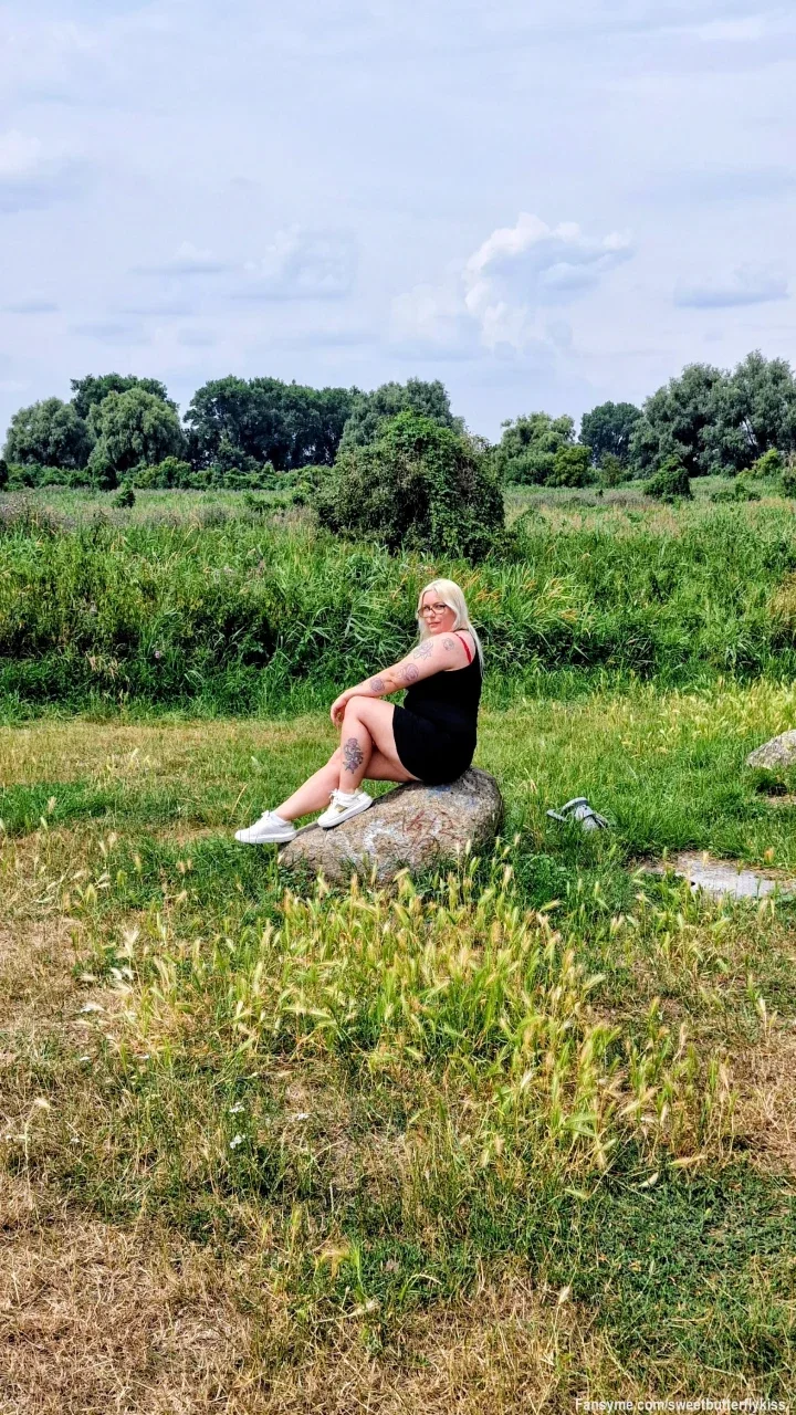 Ich sitze hier ganz entspannt seitwärts auf einem großen Stein, eingepackt in mein kurzes schwarzes Kleid, und lasse die morgendliche Natur auf mich wirken. 🌬️ So lässt es sich wunderbar in den Tag starten, findet ihr nicht auch?

Genießt euren Morgen, ihr Lieben! Wer von euch ist heute auch schon so früh auf den Beinen? Verratet es mir in den Kommentaren! 👇🏼💬

.
.
.

#SweetButterflyKiss #CurvyPrinzessin #RealCurves #CurvyGirl #TattooedGirl #Unzensiert #VIPOnly #ChatMitMir #PrivatChat #GermanCreator