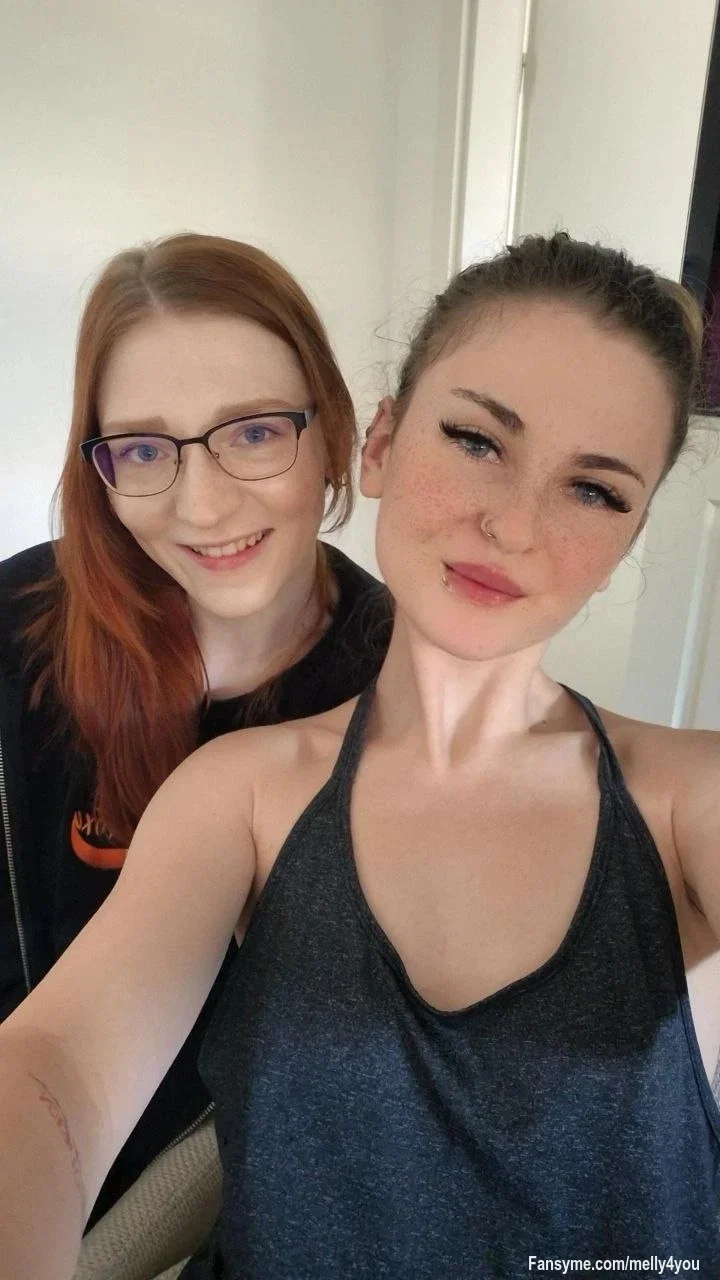 Heute hab ich die wunderbare Finafoxy bei mir...... wen ihr ein paar Heiße Bilder und Videos sehen wollt zögert nicht und schreibt mir gerne... wir freuen uns auf eure narchiten