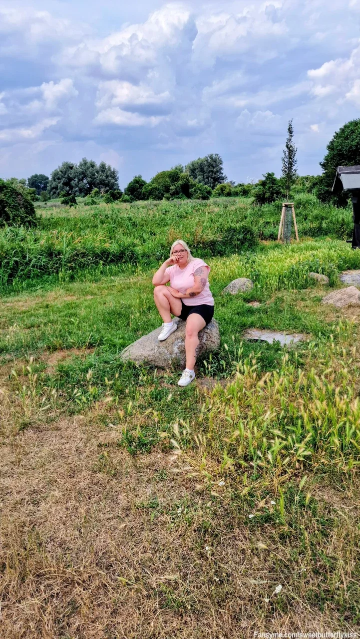 Die Nachmittagssonne genieße ich heute am liebsten draußen. Ich sitze hier ganz entspannt auf einem großen Stein, habe mir mein rosa T-Shirt und die kurze schwarze Jeans geschnappt und schicke euch liebe Grüße rüber. ☀️✨

Manchmal muss man einfach kurz innehalten und die frische Luft genießen. Wie sieht euer Nachmittag aus – seid ihr fleißig am Arbeiten oder könnt ihr es euch auch schon irgendwo gemütlich machen? Schreib mir gern, was bei dir heute noch ansteht! 💋👑