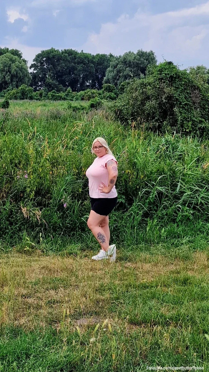 Nachmittags-Auszeit in der Natur... 🌸🌿

Ich genieße den Nachmittag immer noch draußen im Grünen! ☀️ Für die zweite Tageshälfte habe ich mich wieder ein bisschen eingepackt: Mein süßes rosa T-Shirt, die kurze schwarze Hose und die warme Sonne auf der Haut.

Die Natur hier ist einfach der perfekte Ort, um den Akku aufzuladen. Wie verbringt ihr euren Nachmittag? Seid ihr noch mitten am Schuften oder könnt ihr das Wetter auch schon ein bisschen genießen?