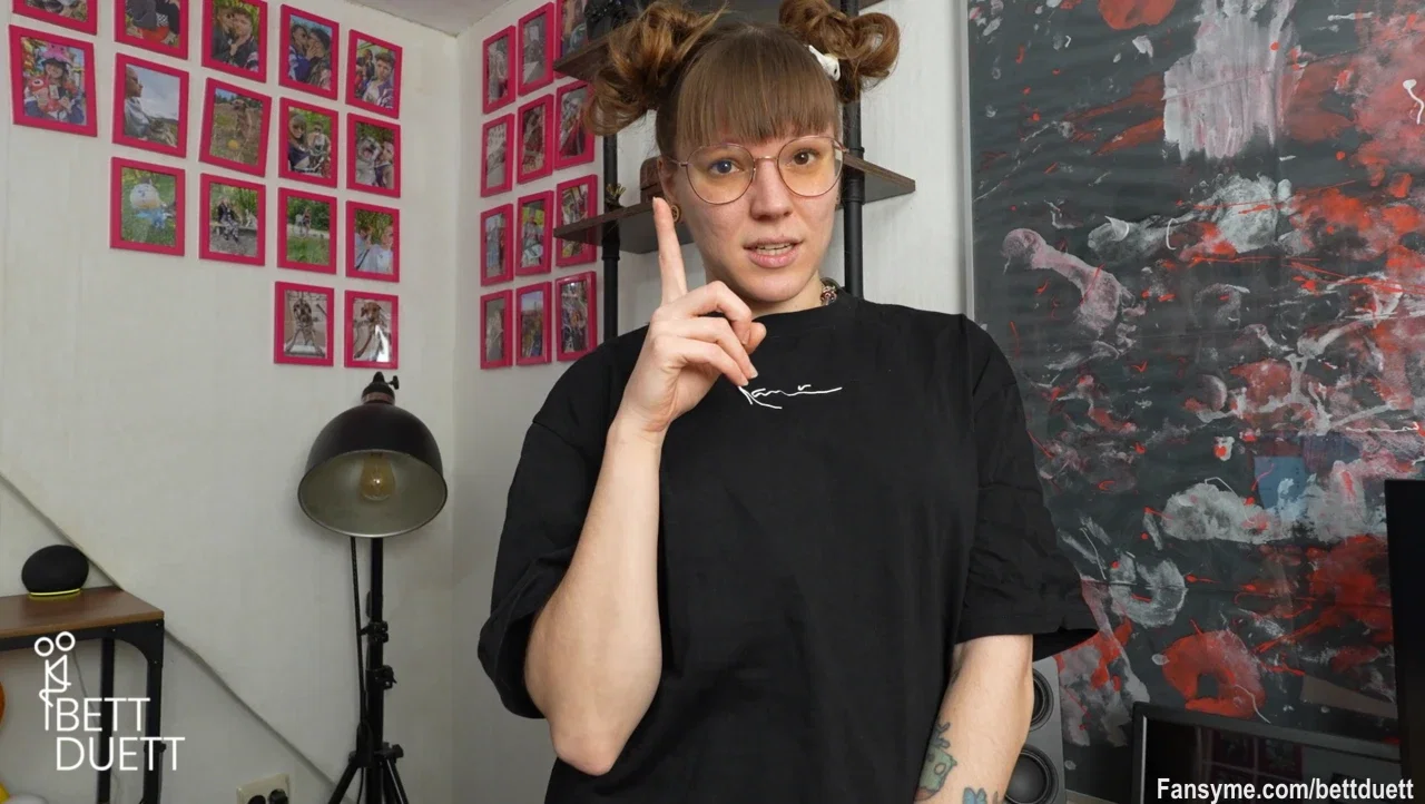 Für mich ist das die Erste Schwangere Spritz Anleitung und für dich...?? 🤔😍😉 Schonmal von einer Schwangeren mit Schwangerschafts Dirty Talk und heißen Dessous zum Orgasmus gebracht worden...?? Oder bringe ich dich mit meinen prallen glitzernden Milchtitten das Erste Mal zum spritzen. Du darfst auch gerne auf meinen dicken Bauch abwichsen...!! Bist du Bereit... 🤫😘😏 für diese unvergessliche Schwangerschafts Wichsanleitung mit Cum Countdown ?!