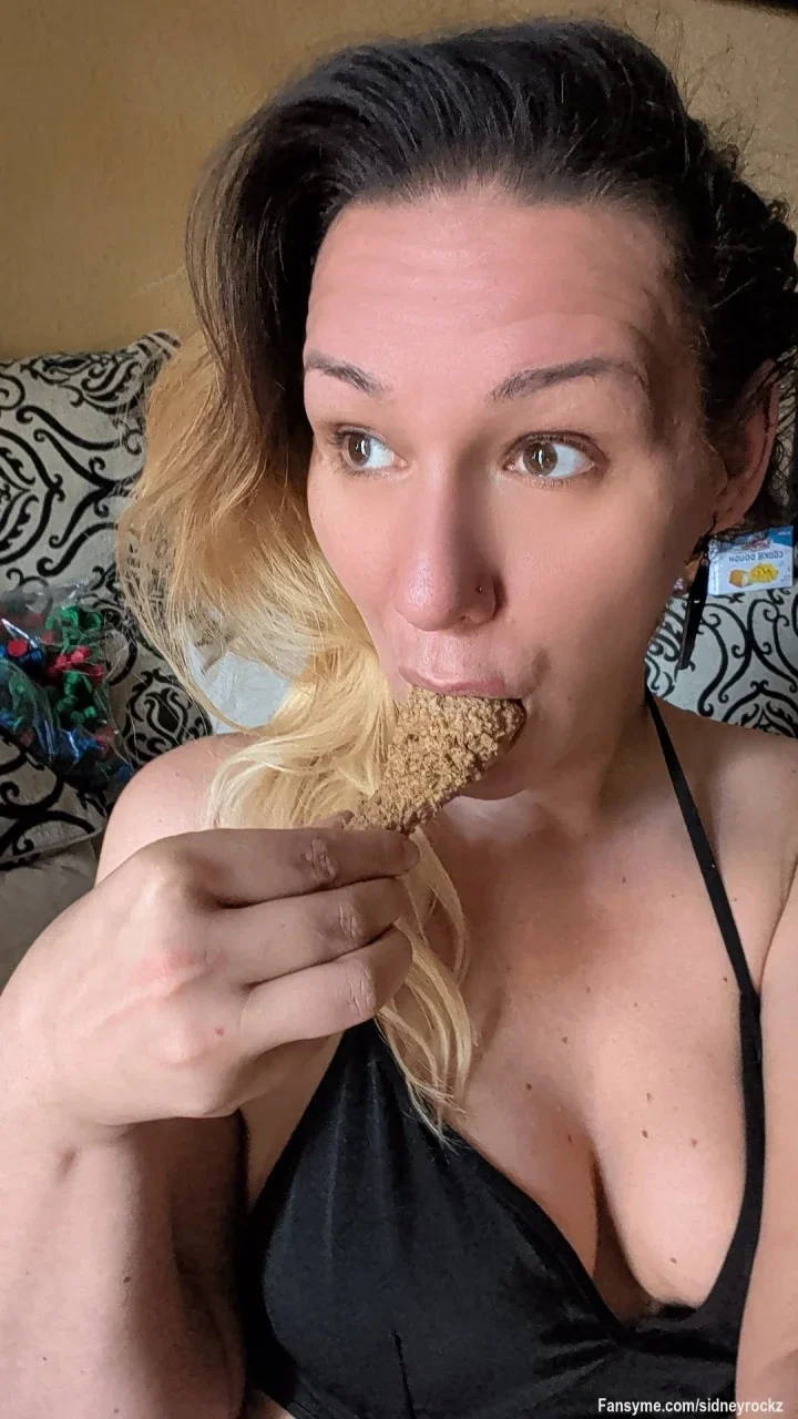 Ich weiß, wie man was richtig in den Mund nimmt… 👅
Am Freitag war ich bei meinem ersten richtigen Porno und es war so dreckig und geil, dass ich es kaum erwarten kann, euch den Film zu zeigen.
Der ist gerade noch im Schnitt – also Geduld.
Aber wenn du wissen willst, wie versaut es wirklich war und was ich da alles mit dem Mund gemacht habe…
Schreib mir „Erzähl mir“ 😈

#amateur #deutsch #mdh #ersterporno #teaser #comingsoon #blasen #oral #versaut #geil #deepthroat #milf
