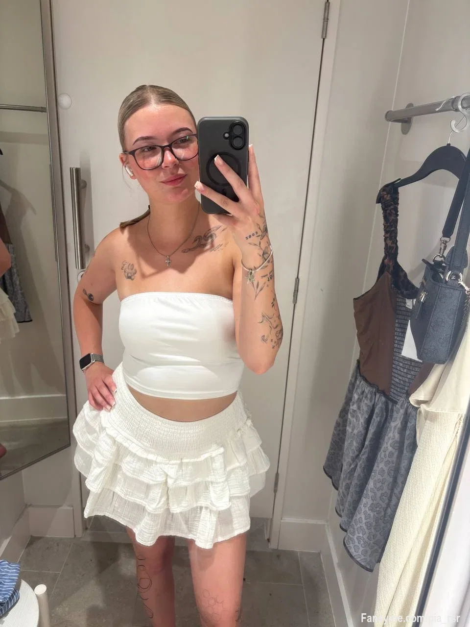 Ich war heute Shoppen - es sind nicht nur Alltags Klamotten geworden 😏🔥

Die heißen Sachen bekommst du nur auf meinen Privaten Seiten zu sehen 😏🤫

Schreib mir  - vielleicht bist du der 1. der meine neuen Sachen zusehen bekommt 🥵😘😈