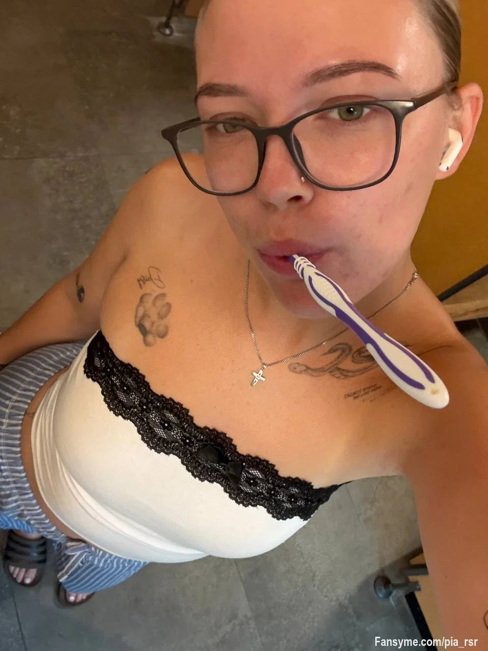 Heute musste erstmal die Zahnbürste herhalten... 😏

Ehrlich gesagt hätte ich lieber etwas anderes im Mund. 

🤫 Kennst du mein geiles Blow-Video schon - Nein, dann wird es Zeit? 👀🖤