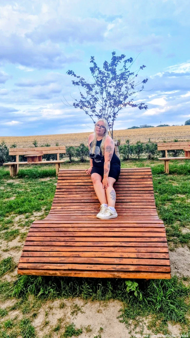 Süßes Lächeln am Nachmittag... 🌊🖤

Nach dem heißen Trubel von heute Mittag habe ich mich für den Nachmittag wieder in mein kurzes schwarzes Kleid geschmissen. 😉

Ich sitze hier ganz entspannt auf der Wellenbank am See, schicke euch ein süßes Lächeln durch die Kamera und genieße das sanfte Glitzern des Wassers. Aber lasst euch von meinem unschuldigen Lächeln bloß nicht täuschen – wer mich kennt, weiß ganz genau, wie unartig ich sein kann! 😈✨

Wie verbringt ihr euren Nachmittag? Genießt ihr auch die Sonne oder müsst ihr noch arbeiten?