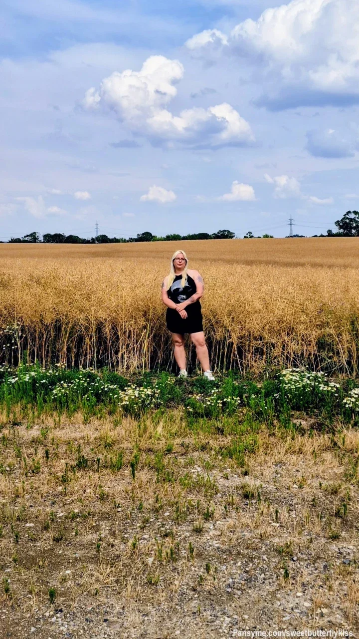 Guten Morgen vom goldenen Kornfeld... 🌾☀️

Wer von euch ist heute Morgen auch schon so früh auf den Beinen? Ich habe mir für den Start in den Tag mein kurzes schwarzes Kleid geschnappt und stehe hier draußen am Rand des Weizenfeldes. 🍃✨

Die frische Morgenluft tut einfach gut, und der Kontrast zwischen dem dunklen Stoff und den goldenen Ähren sieht einfach fantastisch aus. Ein schöner, ruhiger Anblick... aber wer weiß schon, was heute noch so alles passiert? 😉

Wie startet ihr in euren Tag?