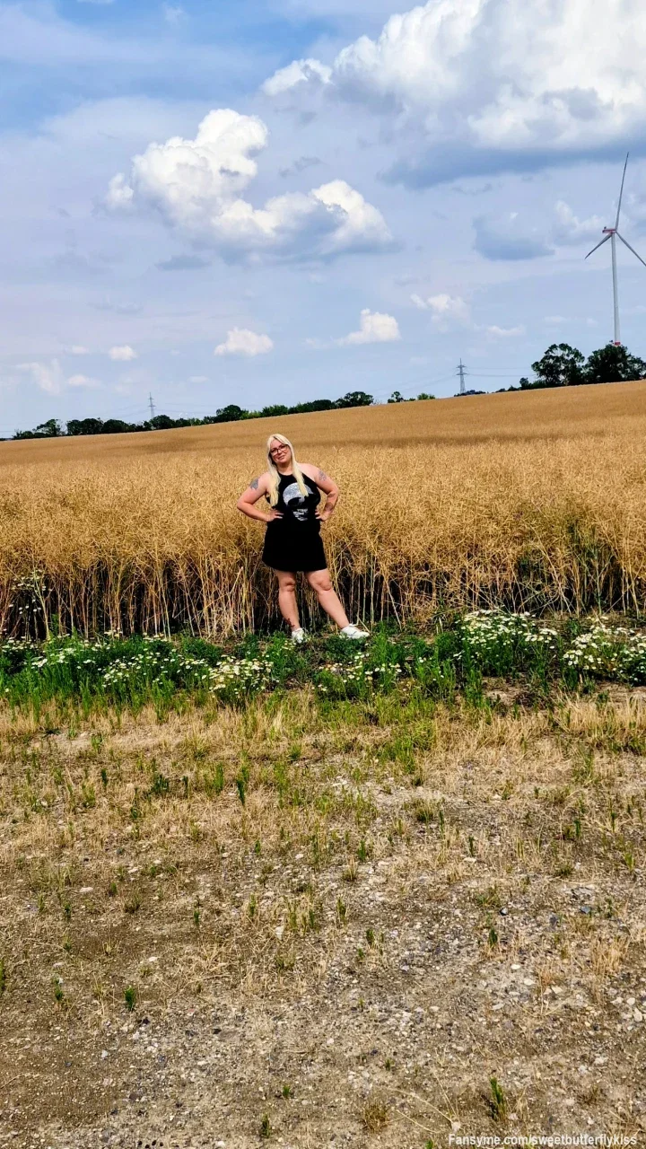 Nachmittags-Vibes vor den goldenen Ähren... 🌾🖤

Die Sonne steht am Nachmittag perfekt über dem Kornfeld! Ich stehe hier in meinem kurzen schwarzen Kleid, habe die Hände frech in den Hüften abgestimmt und schenke euch ein strahlendes Lächeln. ✨

Der Kontrast zwischen dem dunklen Kleid und dem leuchtenden Weizen sieht einfach traumhaft aus. Aber lasst euch von meinem unschuldigen Lächeln bloß nicht täuschen – wer mich kennt, weiß genau, dass der Tag noch ein paar heiße Überraschungen bereithält! 😈

Wie verbringt ihr diesen sonnigen Nachmittag?