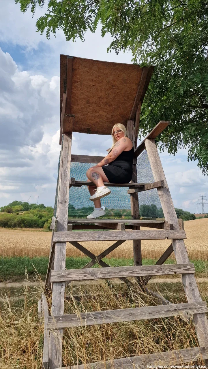Spaziergang mit reizvollen Aussichten... 🌲🖤

Nachmittagszeit ist Auszeit! Ich sitze um 16:00 Uhr wieder oben auf dem Jägerstand – genau in der gleichen Pose von heute Morgen, seitwärts gedreht im kurzen schwarzen Kleid. 🍃✨

Die warme Nachmittagssonne blinzelt durch die Bäume und setzt meine Kurven im Profil perfekt in Szene. Ein Anblick, der definitiv Lust auf mehr macht... 😉

Wie verbringt ihr euren Nachmittag?